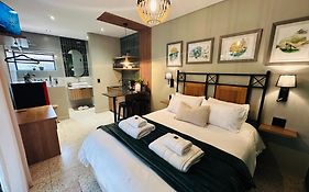 Green Ivy Luxury Room With Private Garden